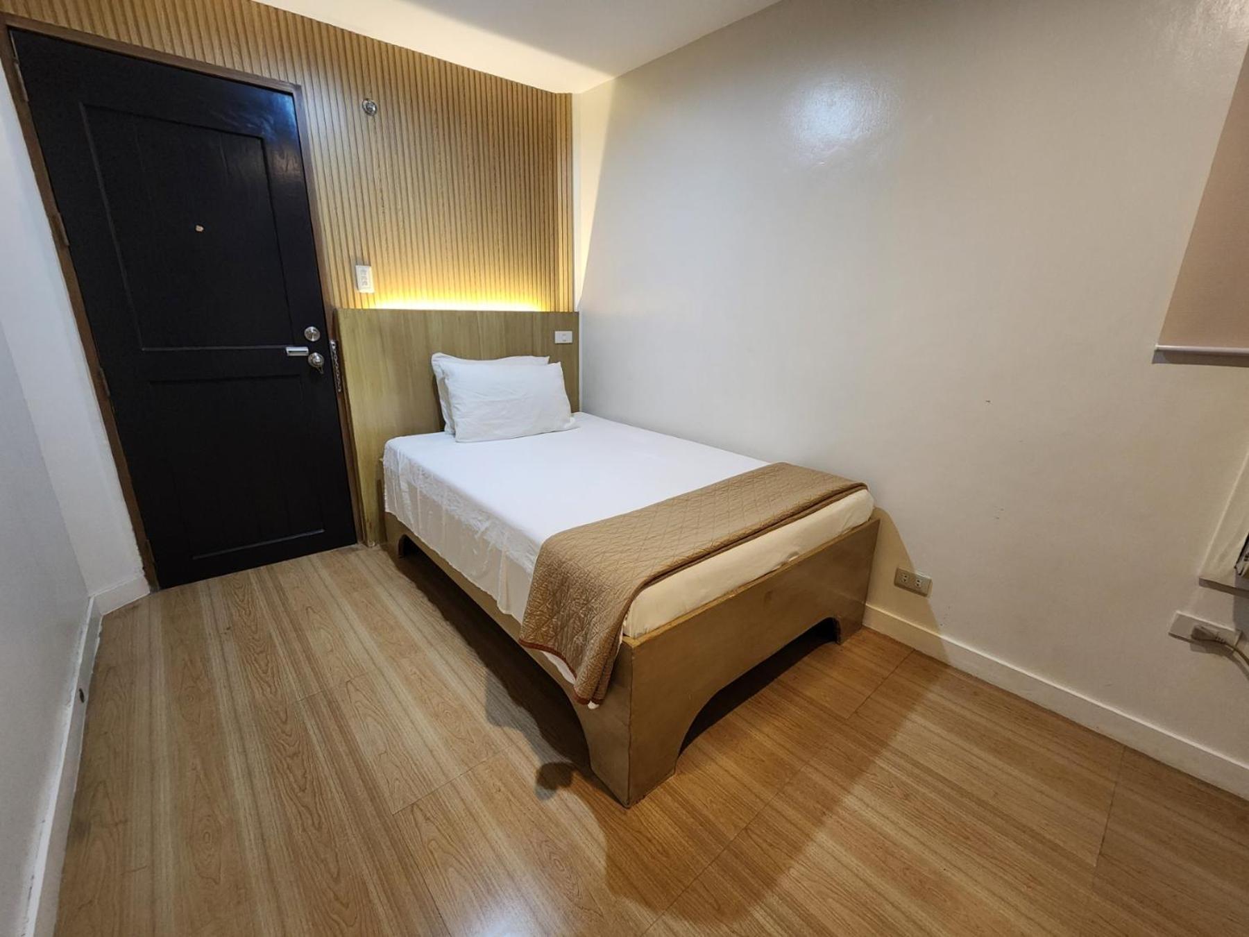 Stone House Hotel Манила Экстерьер фото